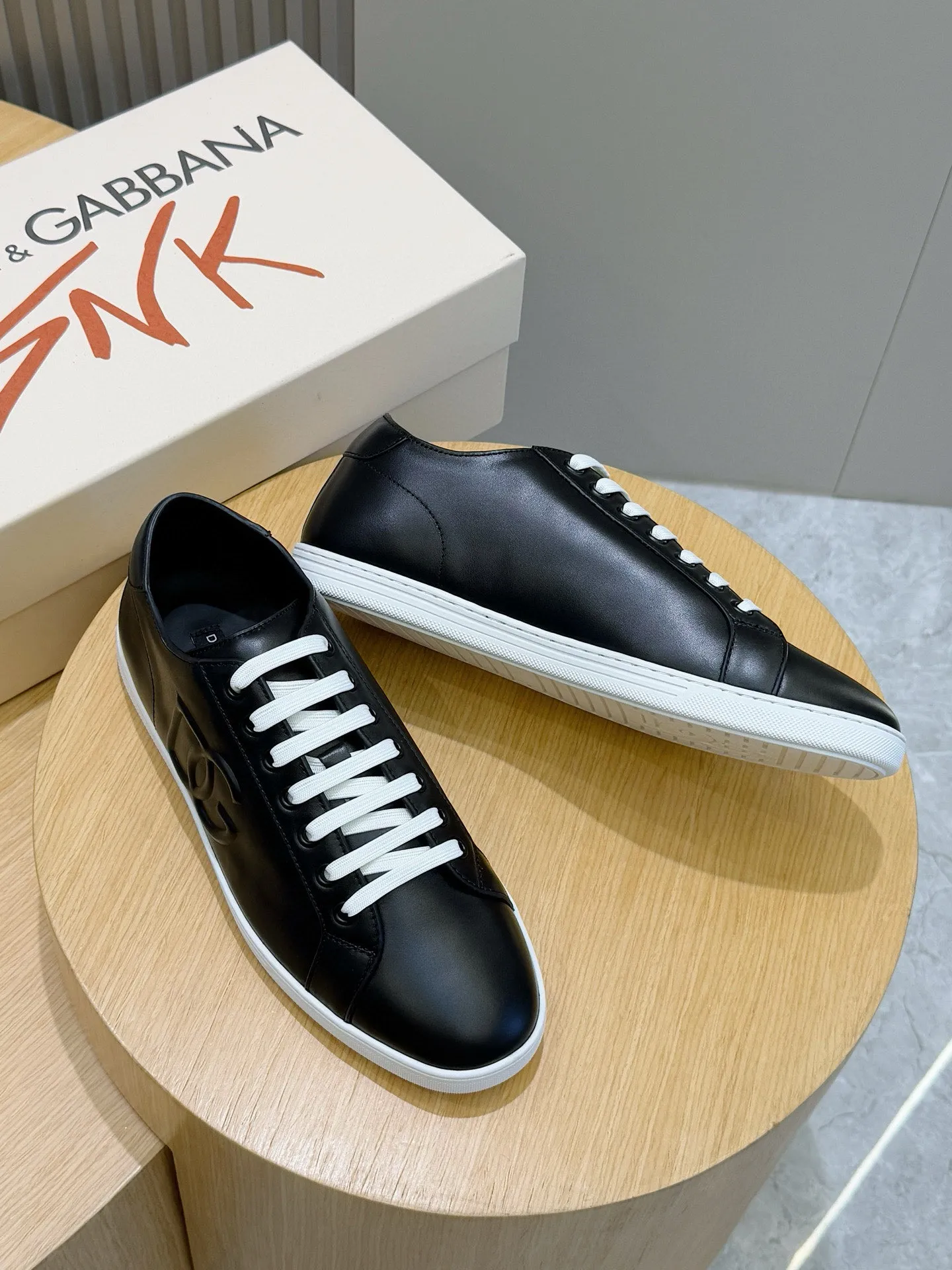 Men's Men's Shoes💰400 [New Style]🐏🐏DG men's calfskin sneakers Portofino Yacht shoes, simple and versatile design, unique saddle leather soles. The Dolce &G logo rear wing is the icing on the cake. Imported cowhide + rubber outsole Size: 39-44 (customized at 38.45)